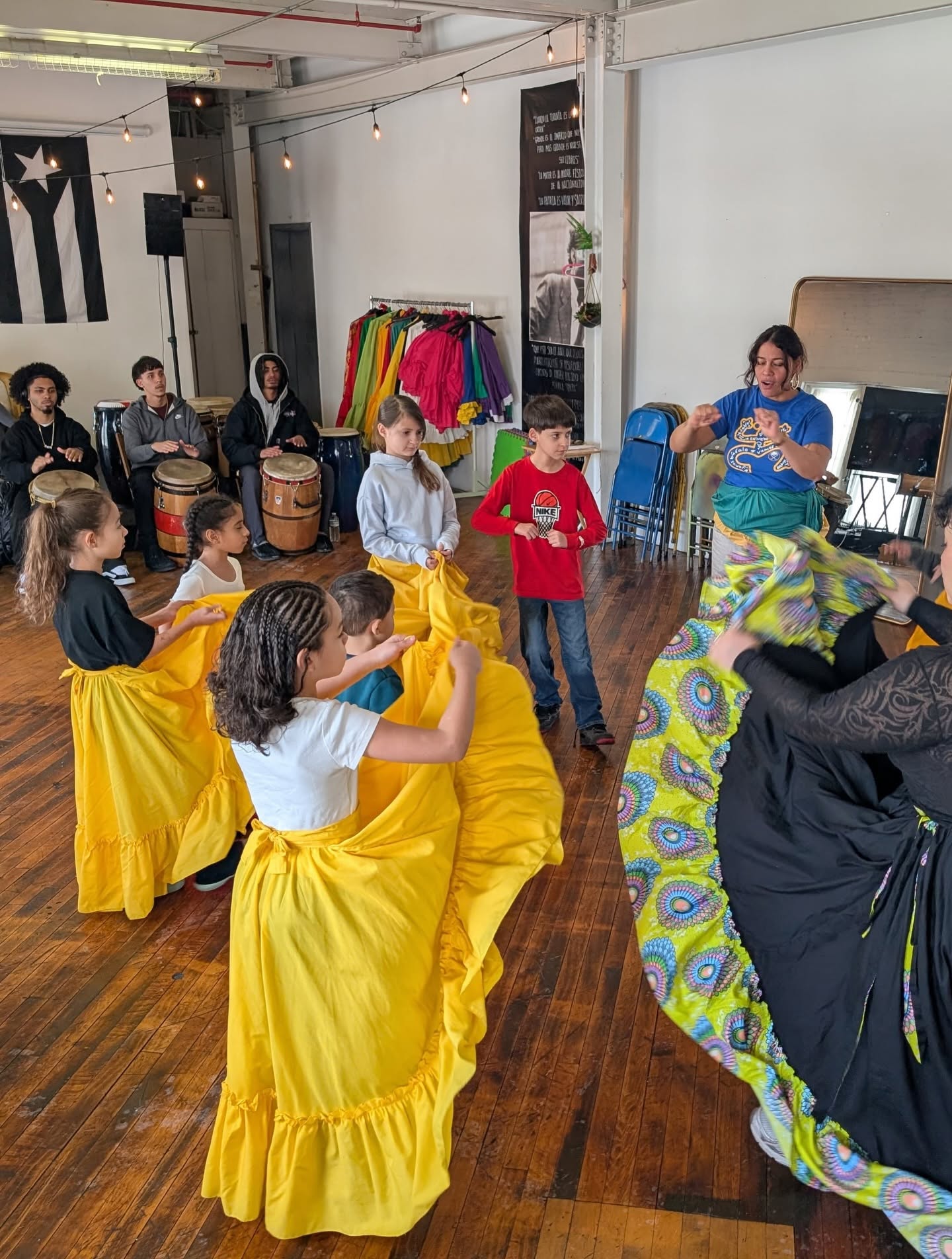 Chiqui Bomba class — young children learning drum rhythms with an instructor / Clase de Chiqui Bomba — niños aprendiendo ritmos de tambor con un instructor